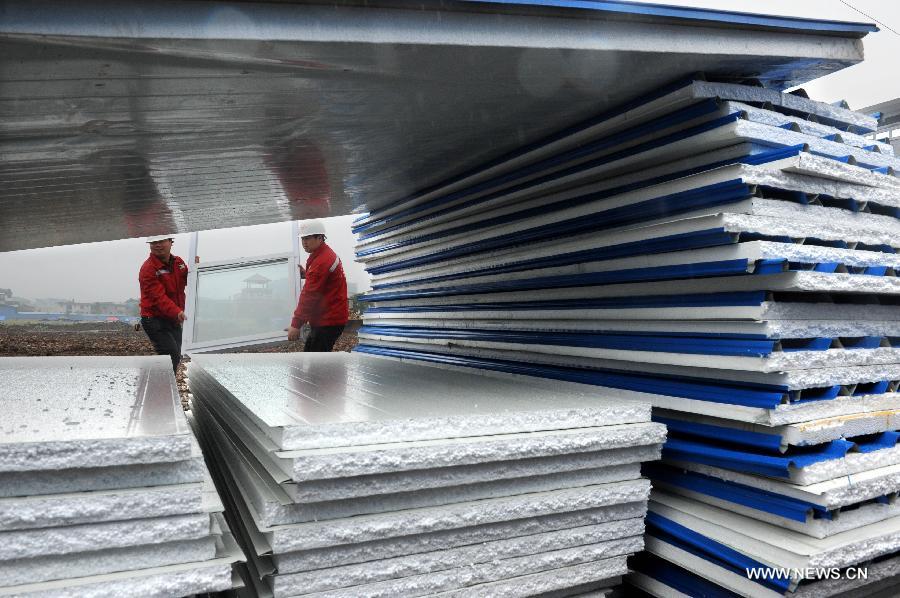 Workers transfer building materials to prepare the construction of temporary housing in quake-hit Lushan County, southwest China's Sichuan Province, April 23, 2013. A 7.0-magnitude earthquake jolted Lushan County on April 20. (Xinhua/Li Ziheng)