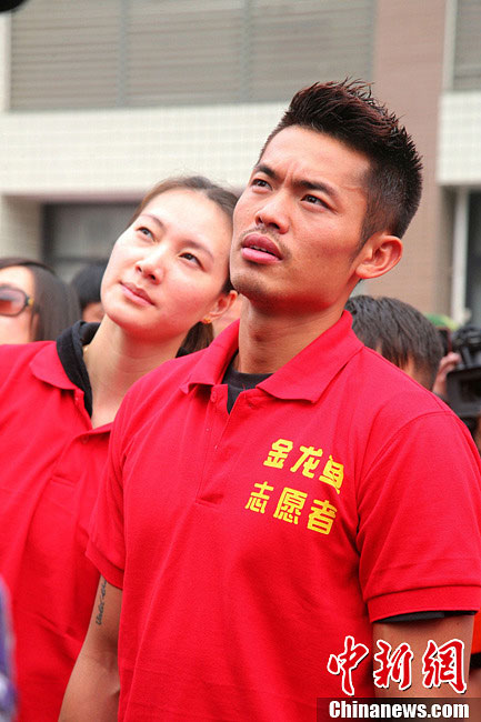 China's most famous badminton couple, world champions Lin Dan and Xie Xingfang, donate 2.2 million yuan to the quake-hit zone in Sichuan province. The couple arrive in Ya'an city on Monday, April 22, 2013 to visit and console the survivors. Their donation is the largest from China's sports circle. A 7.0-magnitude earthquake jolted Lushan County of Ya'an City in the morning on April 20. (chinanews.com)