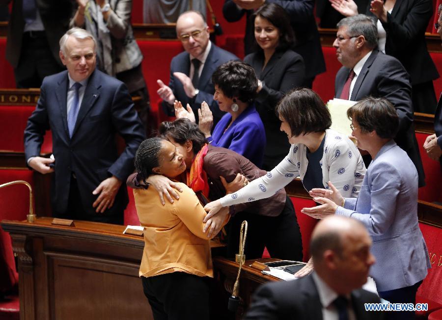French Justice Minister Christiane Taubira (L front) is greeted by left-wing legislators after the vote on same-sex marriage at the French Parliament in Paris, April 23, 2013. As the ruling Socialist Party (PS) enjoys an absolute majority at the National Assembly where 331 legislators voted for the bill and 225 voted against, it successfully paved the way for France to join dozens of other countries, mostly in Europe, to allow same-sex unions and adoption.(Xinhua/Etienne Laurent)