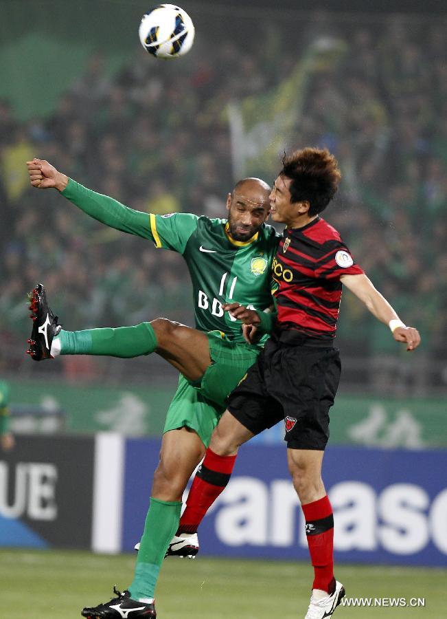 Frederic Kanoute (L) of China's Beijing Guoan competes during their AFC Champions League Group G match against South Korea's Pohang Steelers in Beijing, China, April 23, 2013. Beijing Guoan won 2-0. (Xinhua/Bi Mingming)