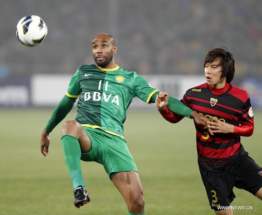 Frederic Kanoute (L) of China's Beijing Guoan compete with Kwang Suk of South Korea's Pohang Steelers during their AFC Champions League Group G match in Beijing, China, April 23, 2013. Beijing Guoan won 2-0. (Xinhua/Bi Mingming)