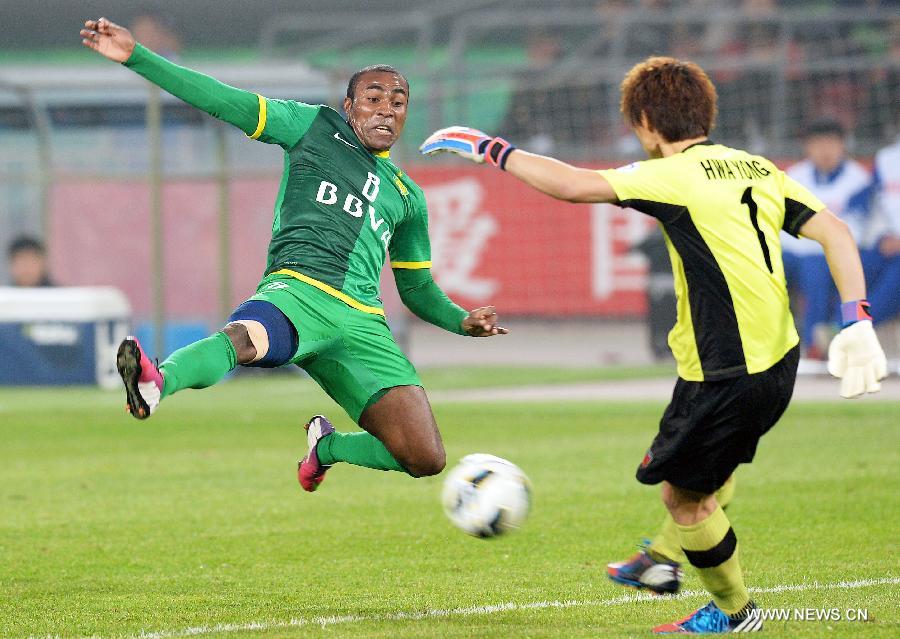 Davis Guerron (L) of China's Beijing Guoan compete with Hwa Yong of South Korea's Pohang Steelers during their AFC Champions League Group G match in Beijing, China, April 23, 2013. Beijing Guoan won 2-0. (Xinhua/Guo Yong) 