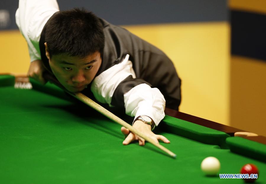 Ding Junhui of China competes against Alan McManus (not seen in picture) of Scotland during the first round of World Snooker Championship at the Crucible Theatre in Sheffield, Britain, on April 23, 2013. (Xinhua/Wang Lili)