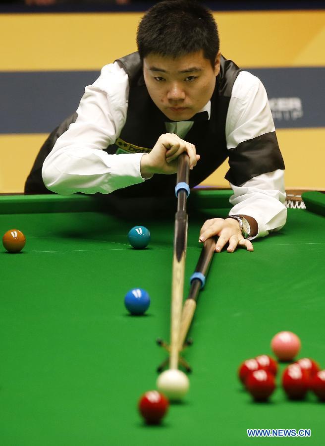 Ding Junhui of China competes against Alan McManus (not shown in picture) of Scotland during the first round of World Snooker Championship at the Crucible Theatre in Sheffield, Britain, on April 23, 2013. (Xinhua/Wang Lili)