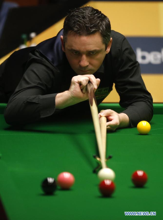 Alan McManus of Scotland competes against Ding Junhui (not shown in picture) of China during the first round of World Snooker Championship at the Crucible Theatre in Sheffield, Britain, on April 23, 2013. (Xinhua/Wang Lili)