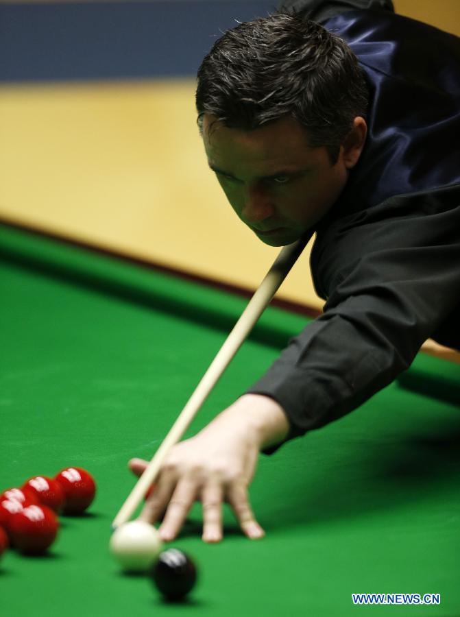 Alan McManus of Scotland competes against Ding Junhui (not seen in picture) of China during the first round of World Snooker Championship at the Crucible Theatre in Sheffield, Britain, on April 23, 2013. (Xinhua/Wang Lili)