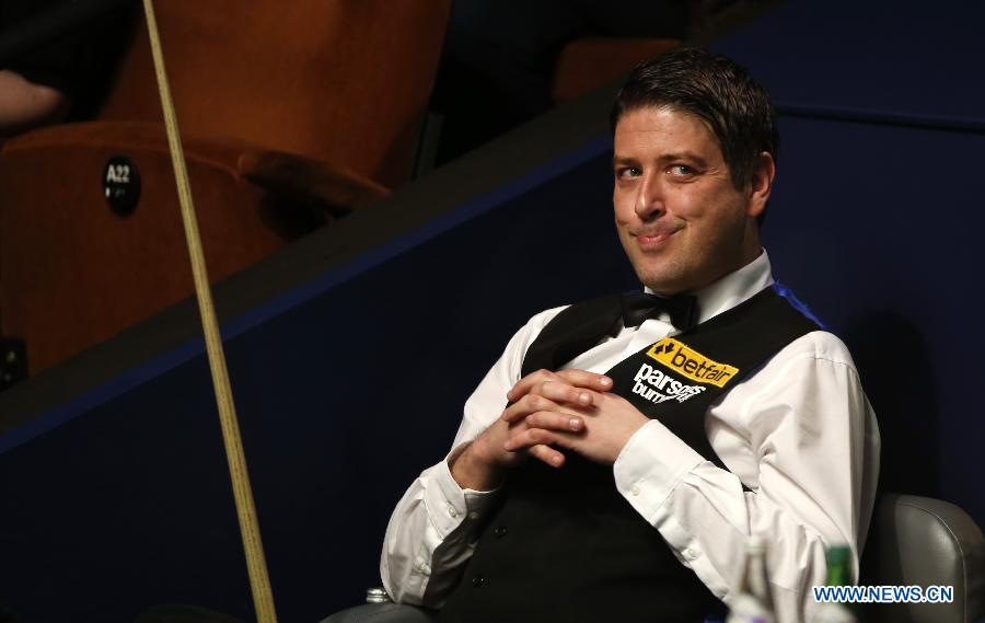 Matthew Stevens of Wales reacts during his first round match against Marco Fu (not shown in picture) from Hong Kong, China, in the World Snooker Championship at the Crucible Theatre in Sheffield, Britain, April 23, 2013. (Xinhua/Wang Lili)