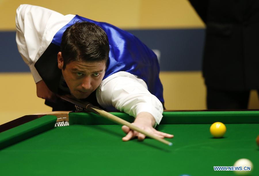 Matthew Stevens of Wales competes against Marco Fu (not shown in picture) from Hong Kong, China during the first round of World Snooker Championship at the Crucible Theatre in Sheffield, Britain, April 23, 2013. (Xinhua/Wang Lili)
