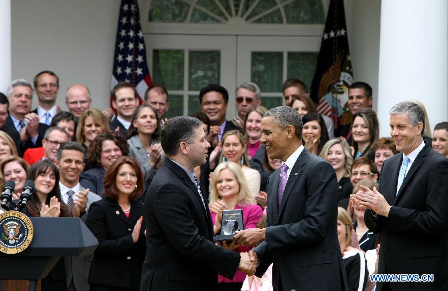U.S. President Barack Obama (2nd L) honors 2013 National Teacher Jeffrey Charbonneau (1st L) during the ceremony of the 2013 National Teacher of the Year at the White House in Washington D.C. on April 23, 2013. (Xinhua/Fang Zhe) 