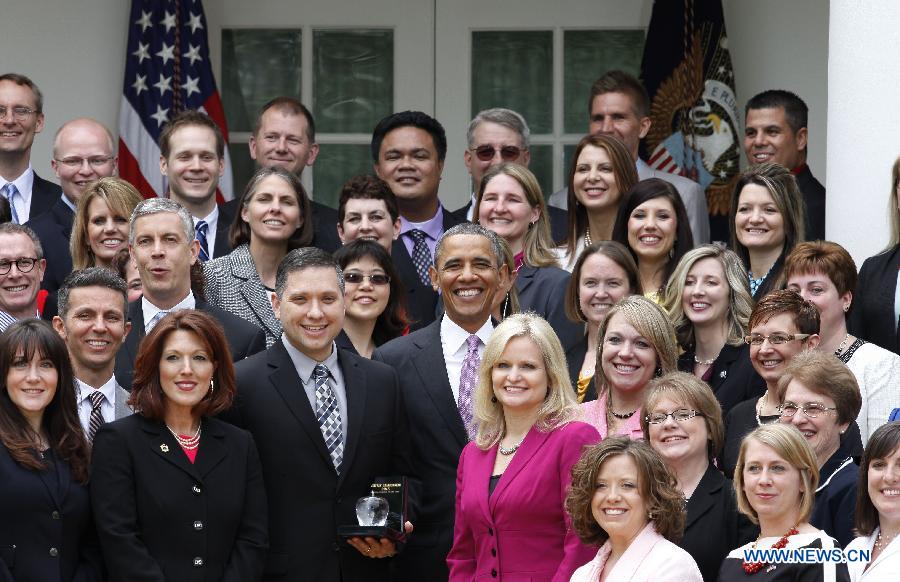 U.S. President Barack Obama has group photos taken with teacher representatives from all over the nation after the honor ceremony of the 2013 National Teacher of the Year at the White House in Washington D.C. on April 23, 2013. (Xinhua/Fang Zhe) 