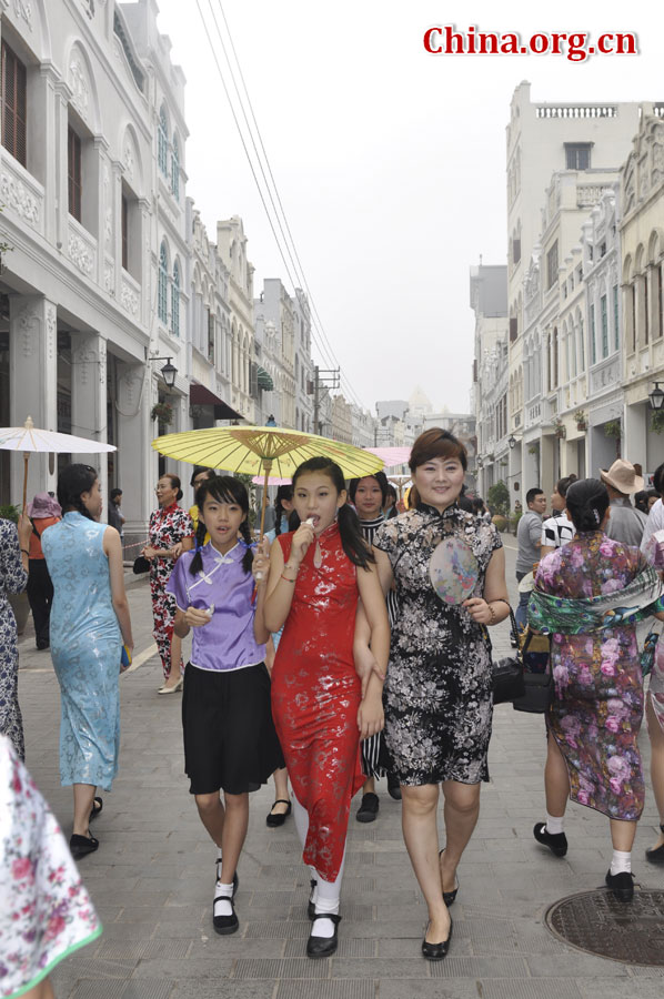 Cheongsam show takes place in Qilou Arcade Streets (China.org.cn/Gong Jie)