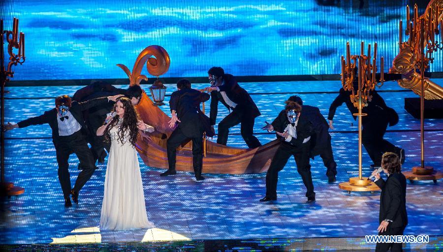 Singer Sara Brightman performs during the closing ceremony of the 2013 Beijing International Film Festival in Beijing, capital of China, April 23, 2013. The festival closed on Tuesday. (Xinhua/Zhang Yu) 