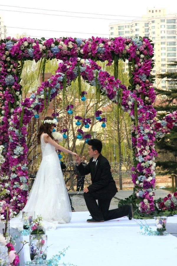 Traders Upper East Hotel hosted a wedding fair themed “Love in the Garden” in Beijing on April 20, 2013. The event consisted of an outdoor garden wedding ceremony and an indoor wedding party. It now aims to present the leading wedding trends among young couples today. (Chinadaily.com.cn)