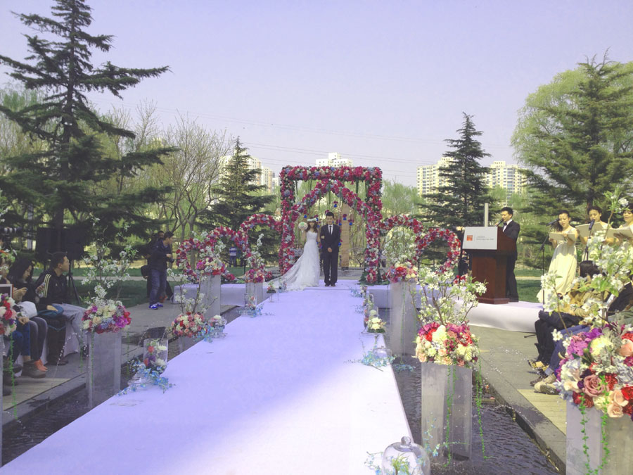 Traders Upper East Hotel hosted a wedding fair themed “Love in the Garden” in Beijing on April 20, 2013. The event consisted of an outdoor garden wedding ceremony and an indoor wedding party. It now aims to present the leading wedding trends among young couples today. (Chinadaily.com.cn)