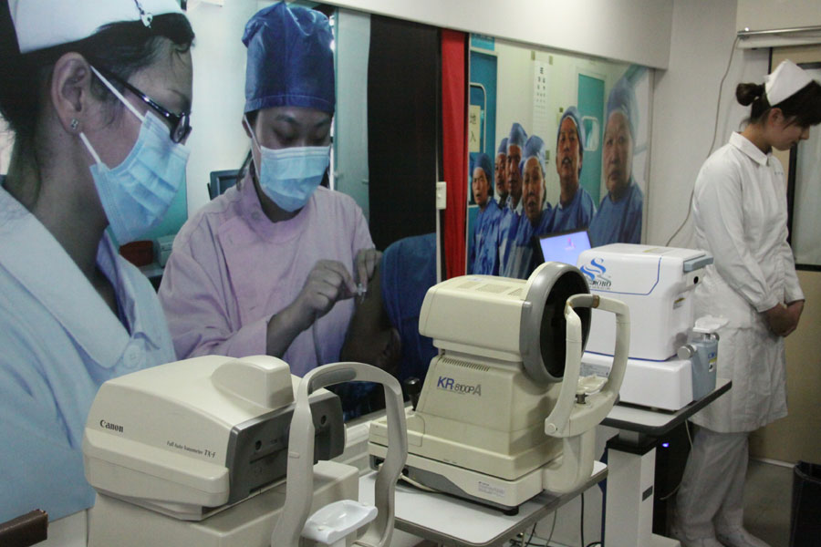 The Lifeline Express train, which is gearing up for a bright journey to provide eye operations to cataract patients in Xinxiang, central China's Henan province, contains medical equipment and eyecare technology. [Photo: CRIENGLISH.com/Liu Yuanhui]