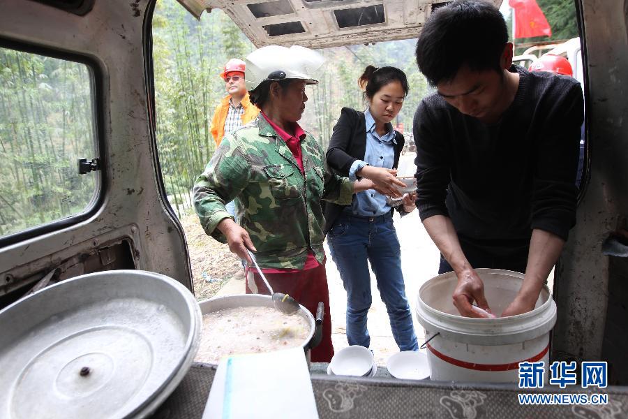 Yue Yan serves food to workers with her mother (L), April 22, 2013.(Zhang Xiaoli/Xinhua)