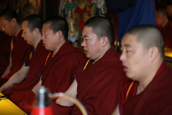 Monks pray for the victims of the earthquake, which struck Ya'an city in southwest China's Sichuan Province three days ago, in Yonghegong Lama Temple in Beijing, April 23, 2013. [Photo/China Tibet Online]