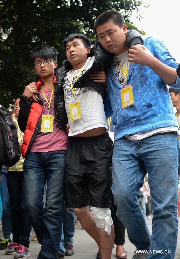 Students of Lushan Middle School arrive at Southwestern University of Finance and Economics (SUFE) to resume their study, in Chengdu, capital of southwest China's Sichuan Province, April 23, 2013. Affected by the 7.0-magnitude earthquake which hit Lushan County on April 20, senior students of Lushan Middle School who are going to graduate were transfered to SUFE to prepare for the National College Entrance Examination. (Xinhua/Li Qiaoqiao) 