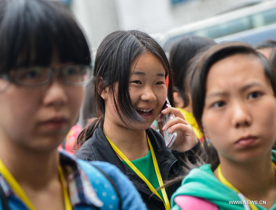 Students of Lushan Middle School arrive at Southwestern University of Finance and Economics (SUFE) to resume their study, in Chengdu, capital of southwest China's Sichuan Province, April 23, 2013. Affected by the 7.0-magnitude earthquake which hit Lushan County on April 20, senior students of Lushan Middle School who are going to graduate were transfered to SUFE to prepare for the National College Entrance Examination. (Xinhua/Li Qiaoqiao) 