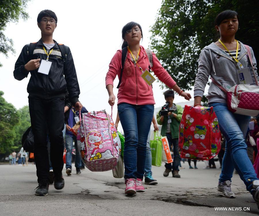 Students of Lushan Middle School arrive at Southwestern University of Finance and Economics (SUFE) to resume their study, in Chengdu, capital of southwest China's Sichuan Province, April 23, 2013. Affected by the 7.0-magnitude earthquake which hit Lushan County on April 20, senior students of Lushan Middle School who are going to graduate were transfered to SUFE to prepare for the National College Entrance Examination. (Xinhua/Li Qiaoqiao) 