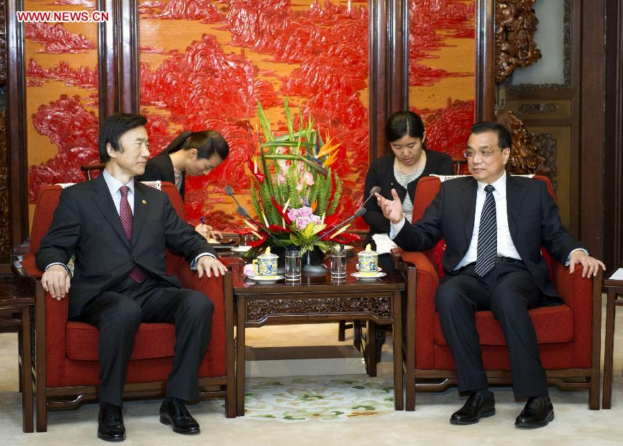 Chinese Prime Miniter Li Keqiang (front R) talks with Yun Byung-se, foreign minister of the Republic of Korea (ROK), in Beijing, capital of China, April 24, 2013. (Xinhua/Xie Huanchi) 