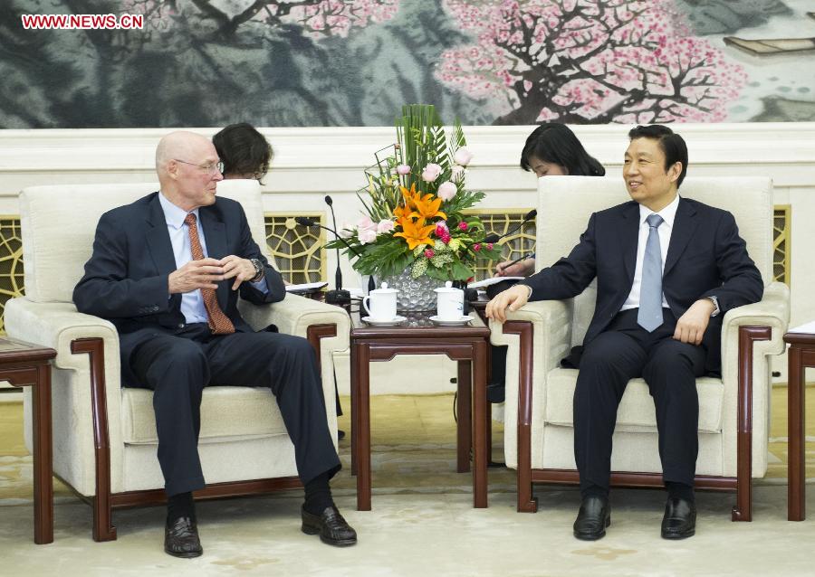 Chinese Vice President Li Yuanchao (R) meets with former U.S. Treasury Secretary Henry Paulson in Beijing, capital of China, April 24, 2013. (Xinhua/Xie Huanchi) 