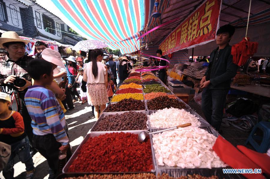 Food and snacks are seen sold on a open market as the March Street Festival opens in Dali Bai Autonomous Prefecture, southwest China's Yunnan Province , April 24, 2013. The 2013 Dali March Street Festival, opening each year on March 15 of Chinese Lunar calendar, is a traditional carnival of Bai ethnic group containing folk art and sports activity and merchandise expo. (Xinhua/Qin Qing)