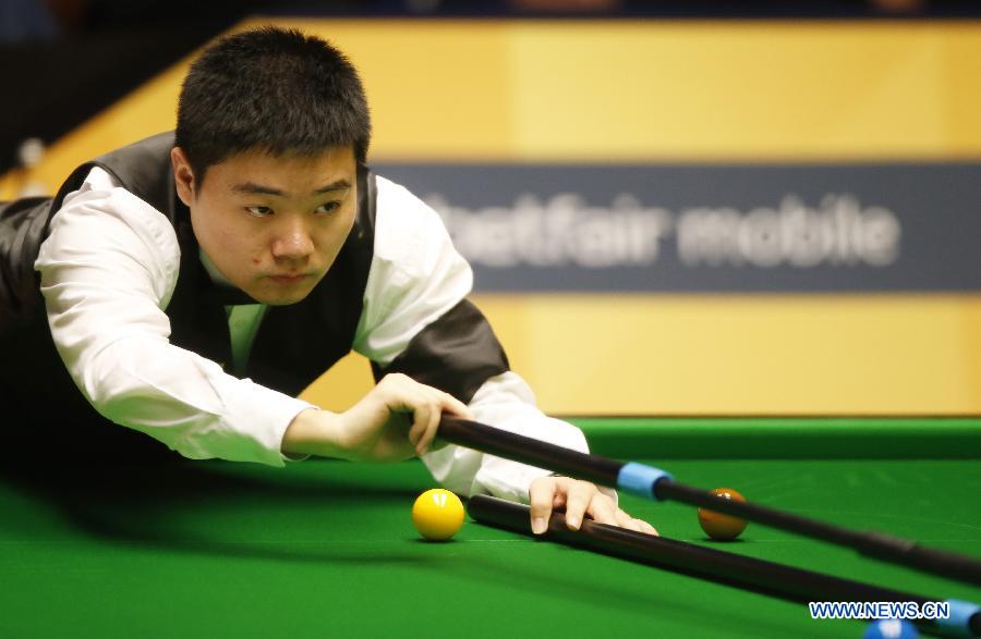 Ding Junhui of China reacts during his first round of World Snooker Championship against Alan McManus of Scotland at the Crucible Theatre in Sheffield, Britain, April 24, 2013. Ding won 10-5. (Xinhua/Wang Lili)