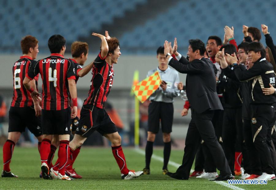 Members of South Korea's FC Seoul celebrate a goal during their AFC Champions League 2013 Group E match against China's Jiangsu Sainty in Nanjing, east China's Jiangsu Province, on April 24, 2013. FC Seoul won 2-0.(Xinhua/Yang Lei)