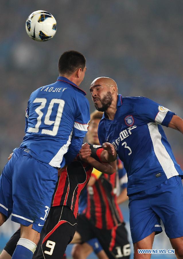 Eleilson (R) of China's Jiangsu Sainty goes for a header during their AFC Champions League 2013 group E match against South Korea's FC Seoul in Nanjing, east China's Jiangsu Province, on April 24, 2013.(Xinhua/Yang Lei)