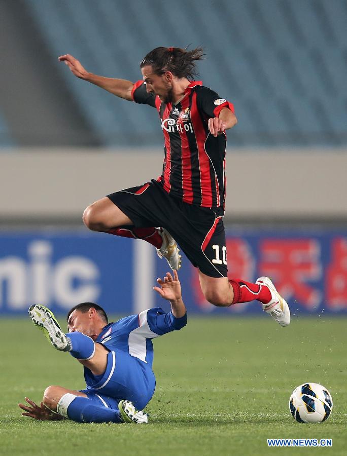 Dejan Damjanovic (top) of South Korea's FC Seoul competes during their AFC Champions League 2013 Group E match against China's Jiangsu Sainty in Nanjing, east China's Jiangsu Province, on April 24, 2013. FC Seoul won 2-0.(Xinhua/Yang Lei)