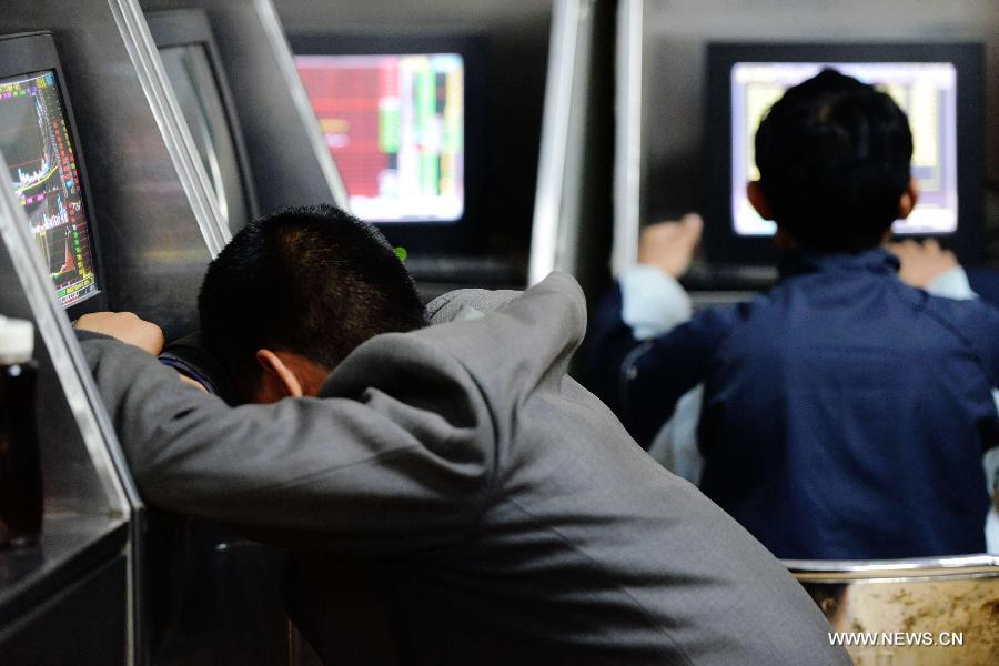 An investor rests at a brokerage house in Qingdao City, east China's Shandong Province, April 23, 2013. The benchmark Shanghai Composite Index shed 2.57 percent, or 57.63 points, to end at 2,184.54 on Tuesday, and the Shenzhen Component Index slumped 2.92 percent, or 264.48 points, to 8,793.13. (Xinhua/Yu Fangping) 