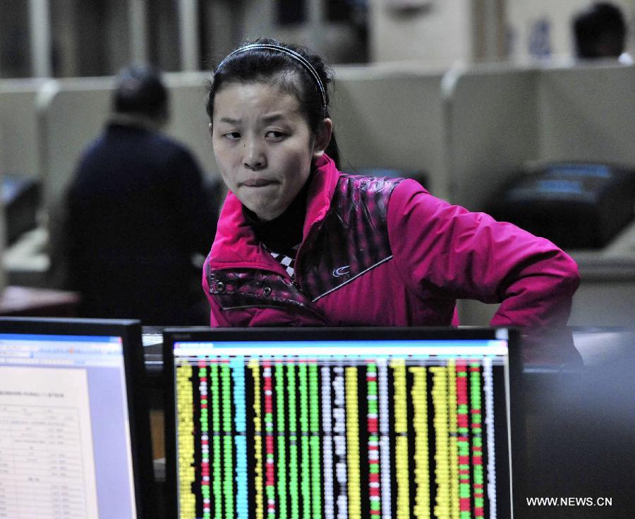 An investor is seen at a brokerage house in Jiujiang City, east China's Jiangxi Province, April 23, 2013. The benchmark Shanghai Composite Index shed 2.57 percent, or 57.63 points, to end at 2,184.54 on Tuesday, and the Shenzhen Component Index slumped 2.92 percent, or 264.48 points, to 8,793.13. (Xinhua/Hu Guolin) 