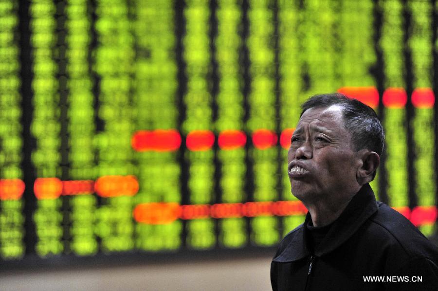 An investor watches an electronic board showing the stock market at a brokerage house in Jiujiang City, east China's Jiangxi Province, April 23, 2013. The benchmark Shanghai Composite Index shed 2.57 percent, or 57.63 points, to end at 2,184.54 on Tuesday, and the Shenzhen Component Index slumped 2.92 percent, or 264.48 points, to 8,793.13. (Xinhua/Hu Guolin) 