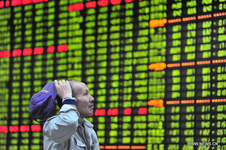 An investor watches an electronic board showing the stock market at a brokerage house in Jiujiang City, east China's Jiangxi Province, April 23, 2013. The benchmark Shanghai Composite Index shed 2.57 percent, or 57.63 points, to end at 2,184.54 on Tuesday, and the Shenzhen Component Index slumped 2.92 percent, or 264.48 points, to 8,793.13. (Xinhua/Hu Guolin) 