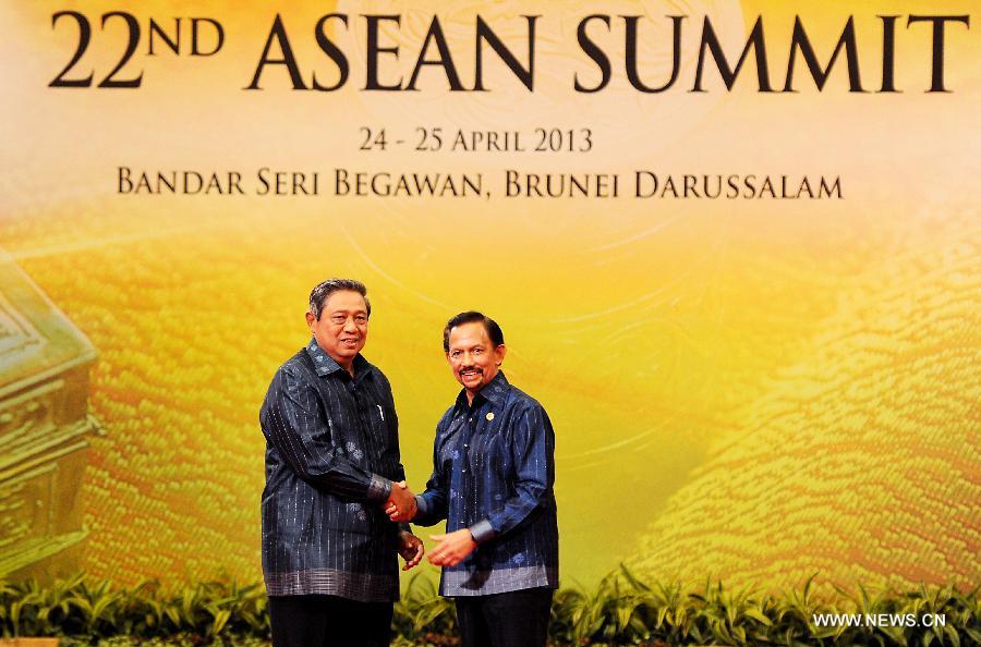 Sultan of Brunei Darussalam Hassanal (R) shakes hands with Indonesian President Susilo Bambang Yudhoyono in Bandar Seri Begawan, Brunei, April 24, 2013. The 22nd Association of Southeast Asian Nations (ASEAN) Summit opened here Wednesday evening under the theme "Our People, Our Future Together". (Xinhua/He Jingjia) 