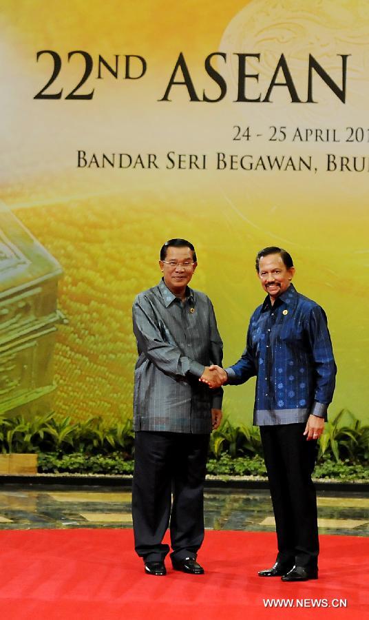 Sultan of Brunei Darussalam Hassanal (R) shakes hands with Cambodian Prime Minister Hun Sen in Bandar Seri Begawan, Brunei, April 24, 2013. The 22nd Association of Southeast Asian Nations (ASEAN) Summit opened here Wednesday evening under the theme "Our People, Our Future Together". (Xinhua/He Jingjia) 