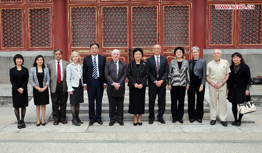 Chinese Vice Premier Liu Yandong (6th R) poses for photo with experts from the World Health Organization (WHO), including Keiji Fukuda (5th R), WHO assistant director general for health security and environment, in Beijing, capital of China, April 24, 2013. The experts are on an inspection tour in China on the H7N9 avian flu. (Xinhua/Yao Dawei) 