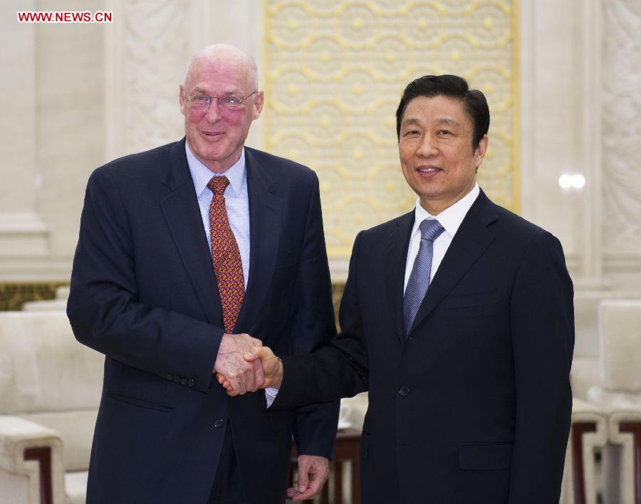 Chinese Vice President Li Yuanchao (R) meets with former U.S. Treasury Secretary Henry Paulson in Beijing, capital of China, April 24, 2013. (Xinhua/Xie Huanchi)