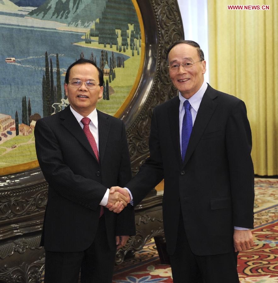 Wang Qishan (R), a member of the Standing Committee of the Political Bureau of the Communist Party of China (CPC) Central Committee and Secretary of the CPC's Central Commission for Discipline Inspection, meets with Ngo Van Du, head of the Communist Party of Vietnam's (CPV) discipline arm, in Beijing, capital of China, April 24, 2013. (Xinhua/Rao Aimin)