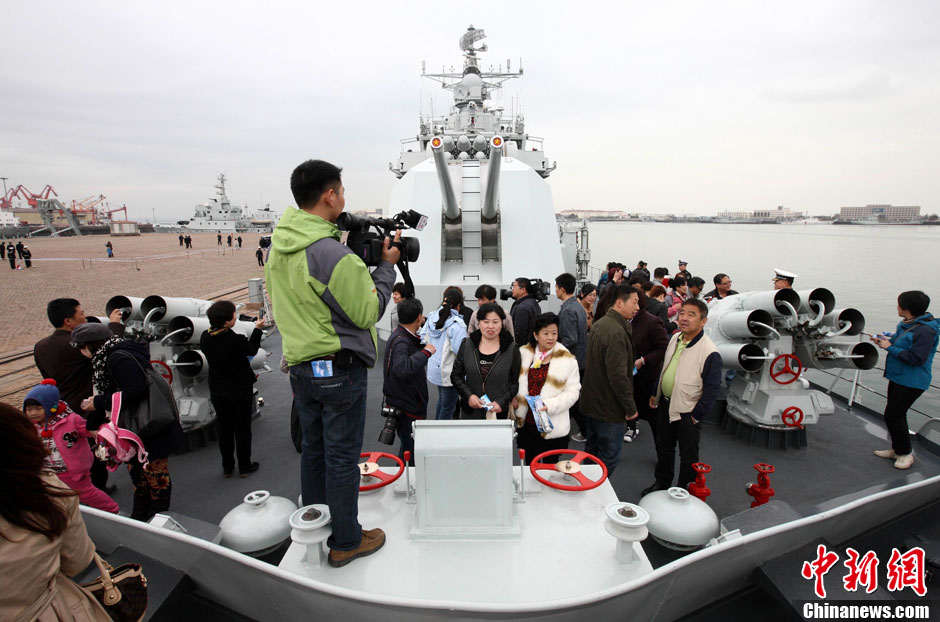 People visit the Qingdao guided missile destroyer at a naval port in Qingdao, Shandong province, April 23, 2013. (Xinhua/Wang Qinghou) (Chinanews.com/ Xu Chongde)