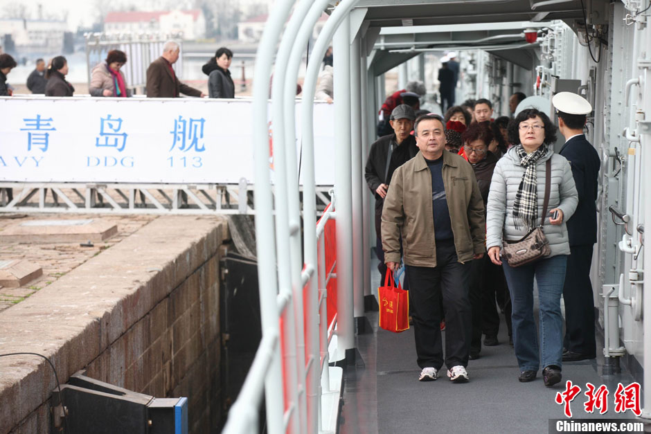 People visit the Qingdao guided missile destroyer at a naval port in Qingdao, Shandong province, April 23, 2013. (Xinhua/Wang Qinghou) (Chinanews.com/ Xu Chongde)