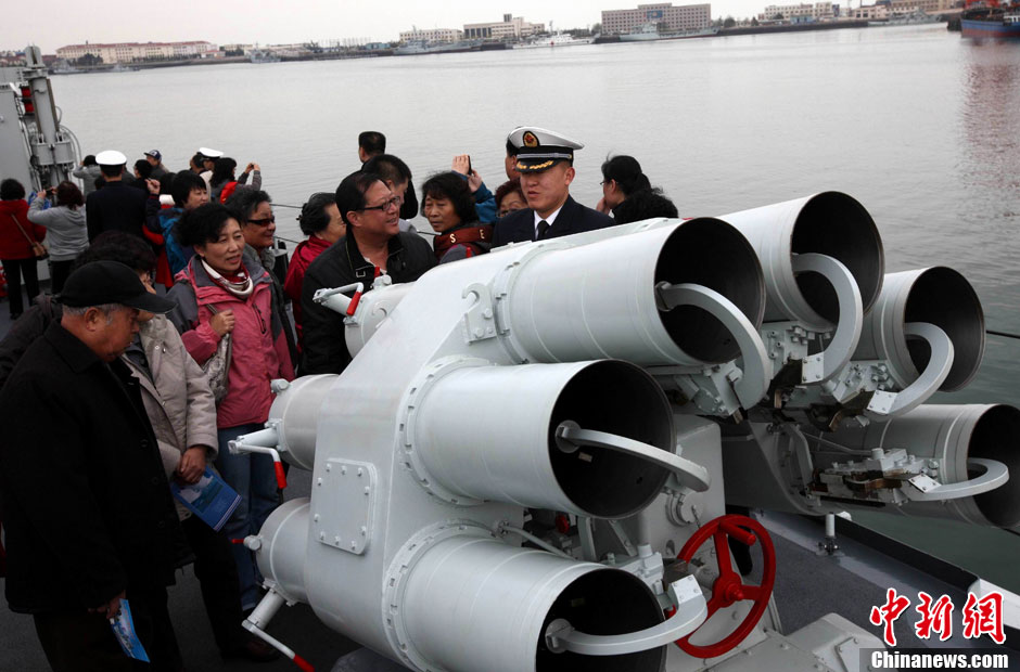 People visit the Qingdao guided missile destroyer at a naval port in Qingdao, Shandong province, April 23, 2013. (Xinhua/Wang Qinghou) (Chinanews.com/ Xu Chongde)