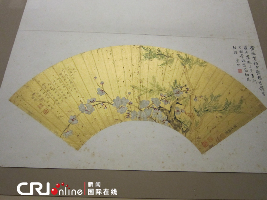 A fan art exhibition at the National Museum of China displays 90 pieces from its collection of antique fan paintings which date back to the Ming and Qing dynasties (1368-1911). The works, including those by well-established artists such as Wen Zhengming and Dong Qichang, fall into four categories, namely, mountain-and-water, flower-and-bird, human figures and calligraphy. The exhibition will run until March 28, 2014. (CRI)