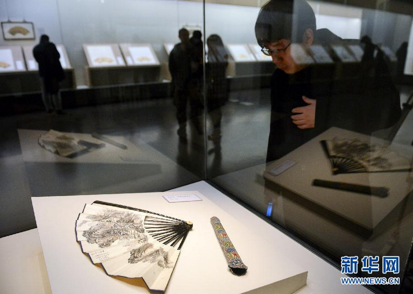 A fan art exhibition at the National Museum of China displays 90 pieces from its collection of antique fan paintings which date back to the Ming and Qing dynasties (1368-1911). The works, including those by well-established artists such as Wen Zhengming and Dong Qichang, fall into four categories, namely, mountain-and-water, flower-and-bird, human figures and calligraphy. The exhibition will run until March 28, 2014. (Xinhua)
