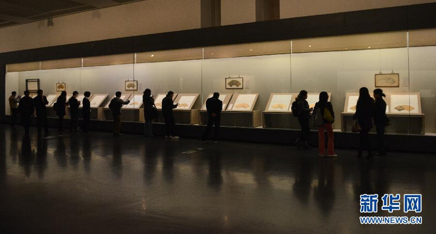 A fan art exhibition at the National Museum of China displays 90 pieces from its collection of antique fan paintings which date back to the Ming and Qing dynasties (1368-1911). The works, including those by well-established artists such as Wen Zhengming and Dong Qichang, fall into four categories, namely, mountain-and-water, flower-and-bird, human figures and calligraphy. The exhibition will run until March 28, 2014. (Xinhua)