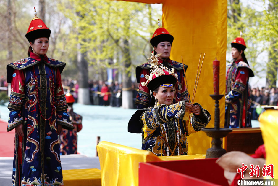 The sacrificial rite dedicated to the Goddess of Silkworm is held in Beihai Park in Beijing. It's the highest state sacrificial rite held by queens in Qing dynasty. The persons who offer and receive sacrifices were all female, which was rare in the feudal society. (ecns.cn)