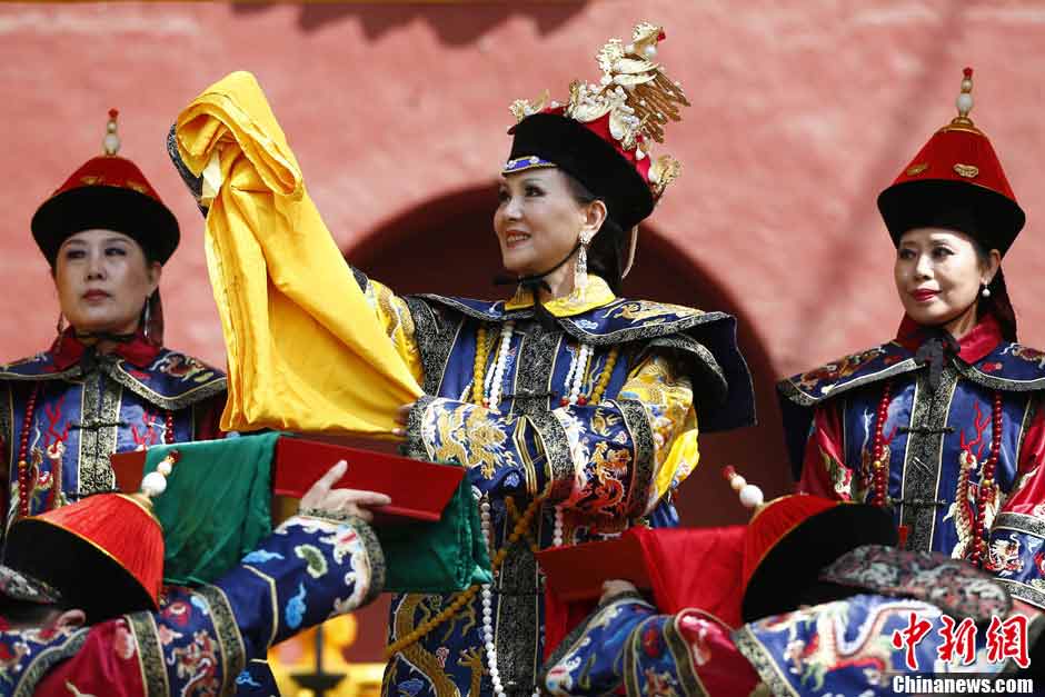 The sacrificial rite dedicated to the Goddess of Silkworm is held in Beihai Park in Beijing. It's the highest state sacrificial rite held by queens in Qing dynasty. The persons who offer and receive sacrifices were all female, which was rare in the feudal society. (ecns.cn)