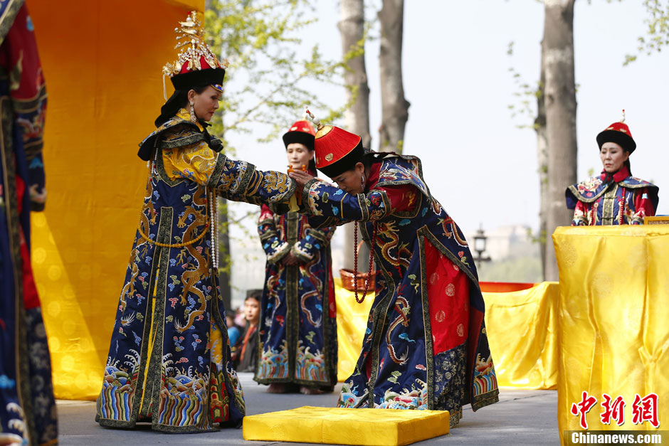 The sacrificial rite dedicated to the Goddess of Silkworm is held in Beihai Park in Beijing. It's the highest state sacrificial rite held by queens in Qing dynasty. The persons who offer and receive sacrifices were all female, which was rare in the feudal society. (ecns.cn)