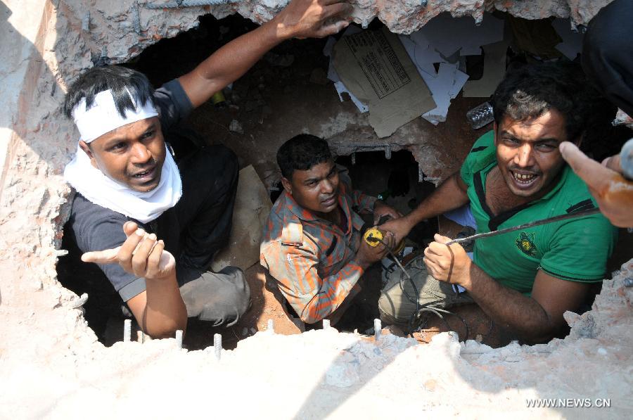 Rescuers work at the collapsed Rana Plaza building in Dhaka, Bangladesh, April 25, 2013. Rescue workers continued their struggle Thursday to reach many more who are feared trapped in the rubble one day after a building collapse in Savar on the outskirts of Bangladesh's capital Dhaka, with the death toll rising to 195. (Xinhua/Shariful Islam) 